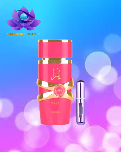 Frasco de perfume rosa com detalhes dourados e pequeno frasco metálico roxo ao lado