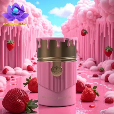 Frasco rosa e dourado de cosmético rodeado por morangos e fluido rosa em paisagem surreal