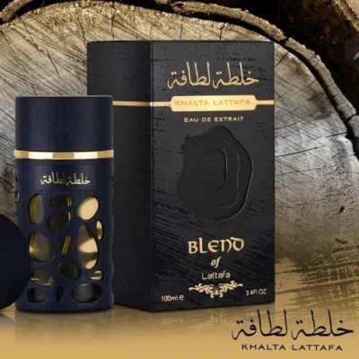 Frasco preto com detalhes dourados de perfume KHALTA LATTAFA com embalagem preta e dourada sobre madeira