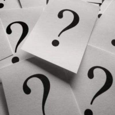 Folhas de papel com pontos de interrogação pretos