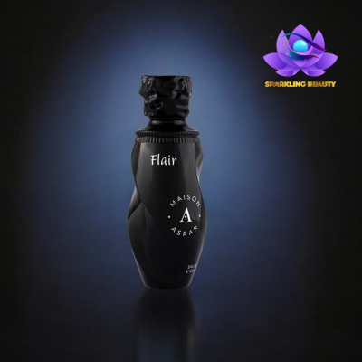 Frasco preto curvo de perfume Maison Asrar com texto Flair em branco