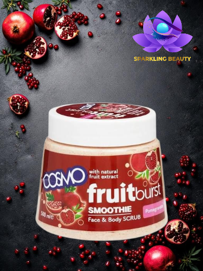 Frasco de esfoliante facial e corporal COSMO Fruitburst Smoothie com romã sobre fundo com romãs e sementes