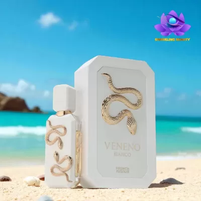 Perfume Veneno Branco com design de cobra dourada na praia