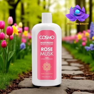 Frasco branco de loção corporal rosa com flores ao redor