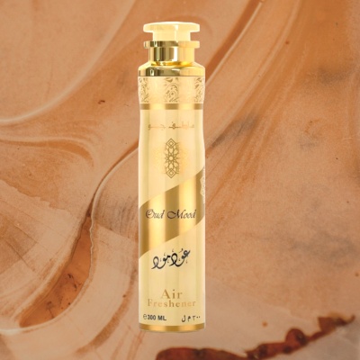 Frasco dourado de ambientador Oud Mooi sobre fundo marmorizado castanho