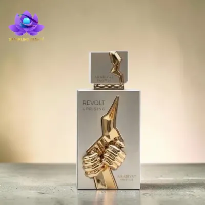 Frasco de perfume branco com detalhes dourados e texto ROTVOL UPRISING ARABIYAT PRESTIGE
