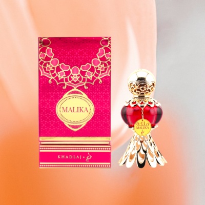 Frasco e caixa de perfume vermelhos com detalhes dourados e nome MALIKA