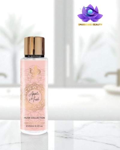 Frasco rosa de perfume Musk com tampa dourada sobre superfície branca