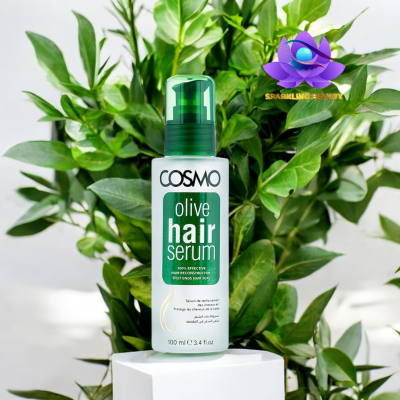 Frasco de sérum capilar olive hair serum com doseador verde e fundo de plantas verdes