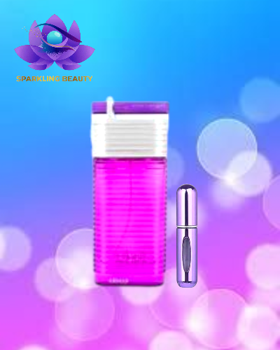 Frasco de perfume rosa translúcido com tampa roxa e branca e pequeno frasco metálico prateado em fundo azul e rosa