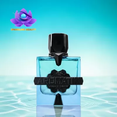 Frasco de perfume azul translúcido Aromatix com tampa preta e fundo azul aquático