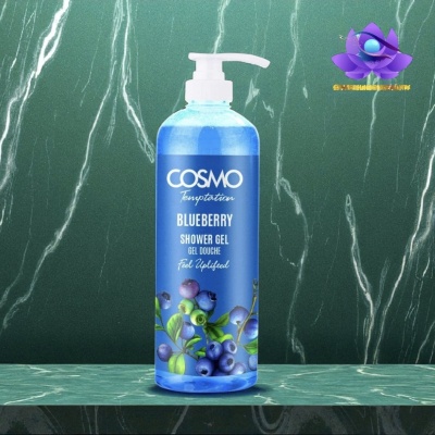 Frasco azul de gel de banho COSMO Blueberry sobre superfície verde marmoreada