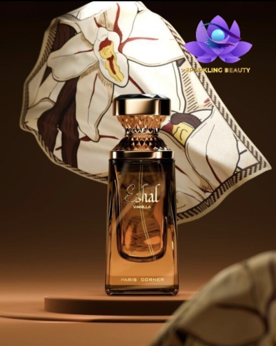 Frasco de perfume âmbar com tampa dourada e tecido estampado ao fundo