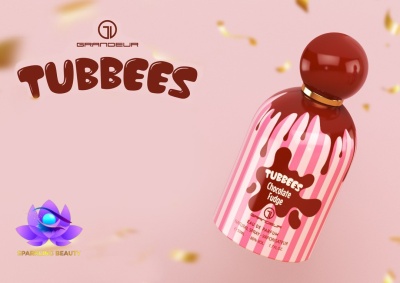 Frasco de perfume rosa com listas e gotas vermelhas, texto TUBBEES Chocolate Fudge e logo GRANDEUR