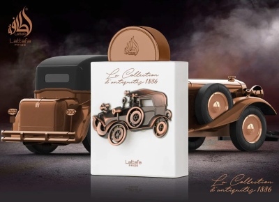 Frasco de perfume com imagem de carro antigo e texto La Collection L'antiquité 1886