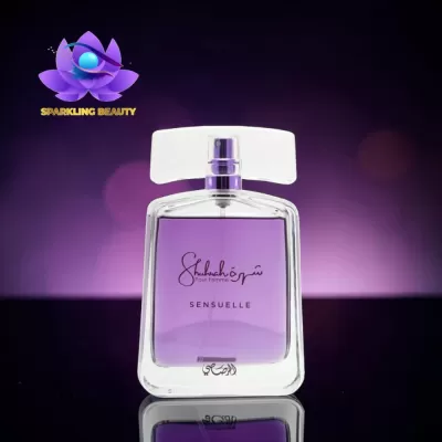 Frasco de perfume feminino com líquido roxo e texto em roxo claro
