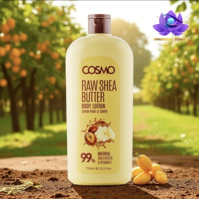 Frasco de loção corporal COSMO Raw Shea Butter num cenário ao ar livre com árvores e frutos laranja