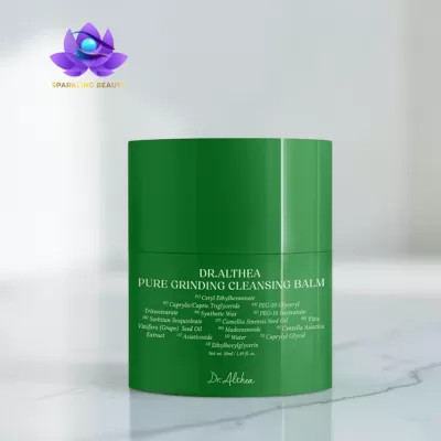 Embalagem verde de bálsamo de limpeza facial Dr.Althea sobre superfície branca