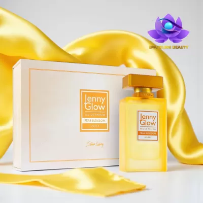Perfume Jenny Glow Eau de Parfum Pear Blossom unisex com caixa branca e tecido amarelo ao fundo