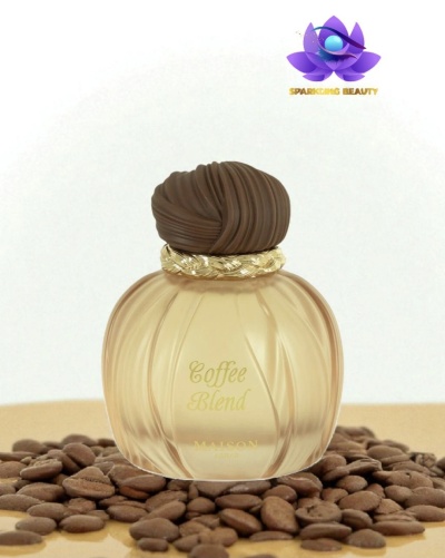 Frasco de perfume azul esfumado com tampa marrom sobre sementes