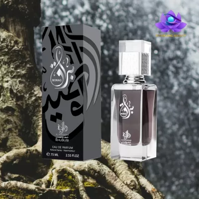 Frasco de perfume BORQA e embalagem preta sobre raízes de árvore