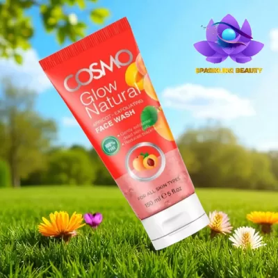 Gel de limpeza facial COSMO Glow Natural em tubo vermelho com tampa branca na relva verde com flores