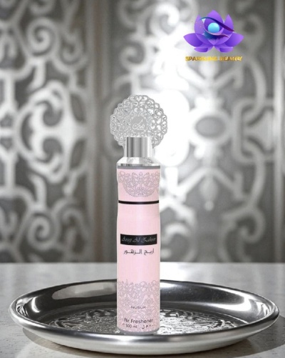 Frasco de ambientador rosa com tampa decorativa numa bandeja metálica com fundo ornamental cinza e branco