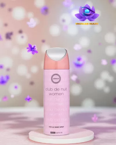 Frasco rosa e branco de spray corporal perfumado para mulheres com fundo floral roxo