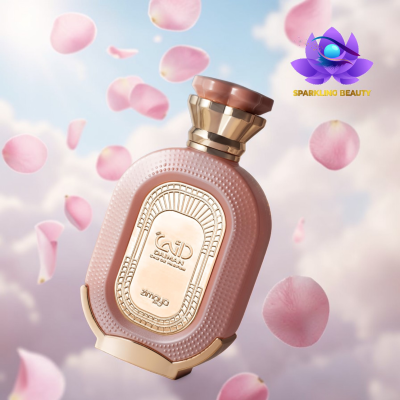 Garrafa de perfume rosa e dourada com pétalas de rosa voando num fundo de céu azul com nuvens.