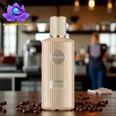 Garrafa bege com tampa prateada e rótulos COFFEE LATTE numa mesa com grãos de café, fundo de cafeteria