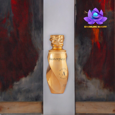 Frasco de perfume dourado com texto Masterpiece e Maison Asrar