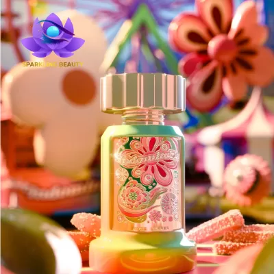 Frasco de perfume verde com rótulo floral em fundo colorido