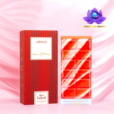 Frasco vermelho de perfume Armaf Red Velvet e sua caixa numa superfície rosa
