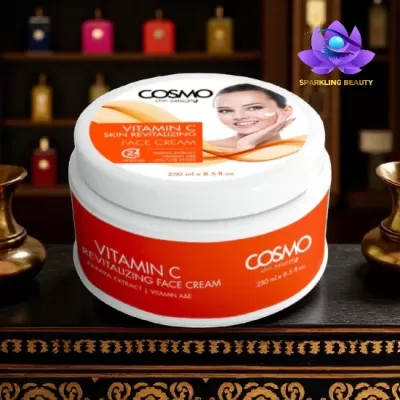 Frasco de creme facial COSMO vitamina C em fundo com frascos coloridos
