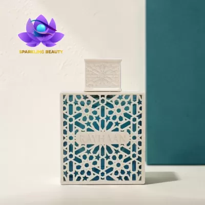 Frasco de perfume azul com capa branca decorativa e texto RAYHAAN