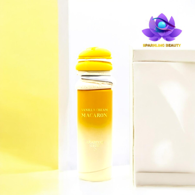 Frasco de perfume amarelo com tampa em forma de macaron e texto dourado