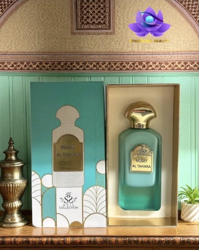 Frasco de perfume azul esverdeado com tampa dourada em caixa luxuosa azul e branca