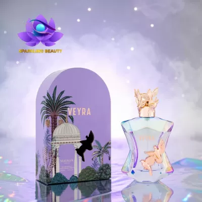 Frasco de perfume translúcido com detalhes dourados de pássaros e caixa lilás decorada