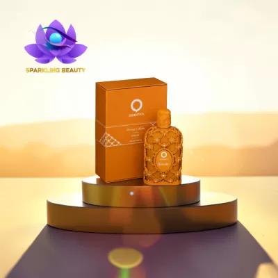 Frasco e caixa de perfume laranja Orientica Luxury Collection SOLEIL sobre pedestal dourado