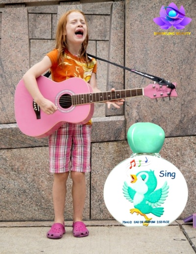 Menina a tocar guitarra rosa e frasco de perfume Sing com pássaro azul