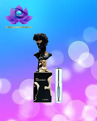Frasco de perfume preto com busto clássico na tampa e texto HIS CONFESSION Lattafa, pequeno frasco prateado ao lado, fundo azul com luzes desfocadas