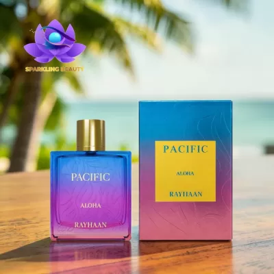Frasco de perfume azul e rosa com caixa combinando ao ar livre em mesa de madeira