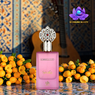 Frasco de perfume rosa ornamentado com tampa prateada e flores amarelas ao redor