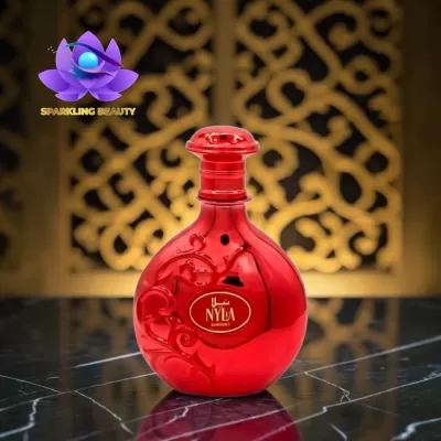 Frasco vermelho de perfume NYLA com textura decorativa e tampa sobre superfície preta brilhante com padrão branco