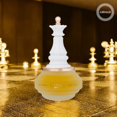 Frasco de perfume Queen com tampa de peça de xadrez em fundo de tabuleiro de xadrez dourado