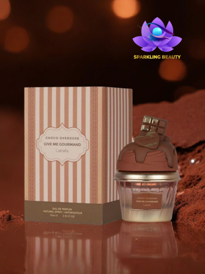 Perfume com embalagem castanha e creme com design de chocolate no frasco.