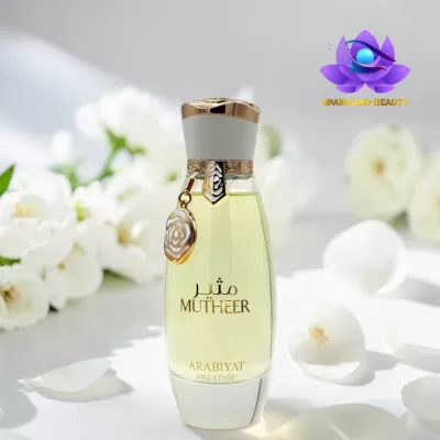 Frasco de perfume MUTHER ARABIYAT PRESTIGE com flores brancas ao fundo