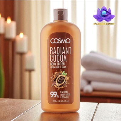 Frasco de loção corporal COSMO Radiant Cocoa em ambiente acolhedor com velas e toalhas