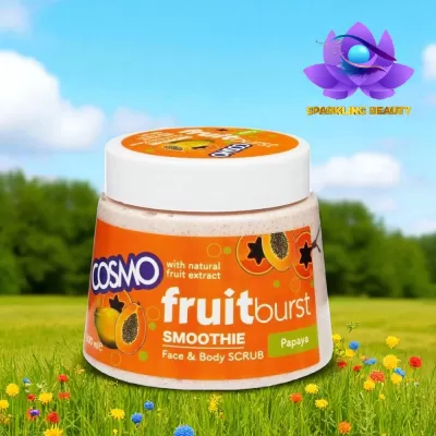 Frasco de esfoliante para rosto e corpo COSMO fruitburst sabor papaia sobre relva florida