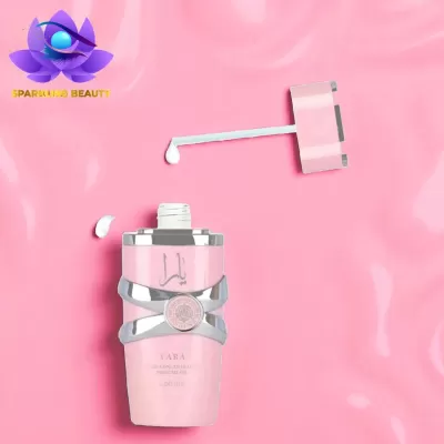 Frasco de verniz para unhas cor-de-rosa com tampa aberta e selo prateado